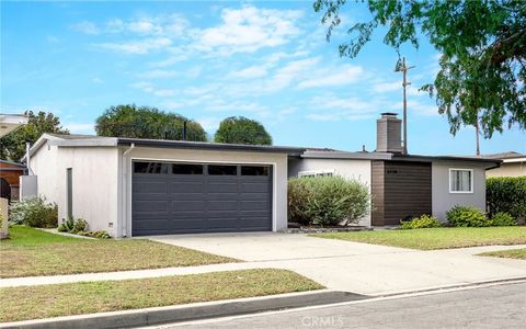 Photo of 6110 E Walton St, Long Beach, CA 90815 (MLS # SR25239707)