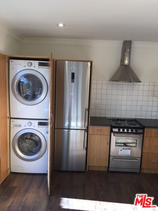 Single designer furnished unit Good things come in small packages Totally remodeled bachelors with all appliances including your very own washer dryer Centrally located minutes from The Grove, Beverly Hills, Hollywood or Century City20 min from DTLA, LAX, Santa Monica or the Beach . Available now