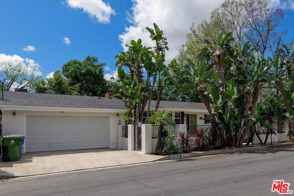 Photo of 22750 Clarendon Street, Woodland Hills, CA 91367 (MLS # 26704081)