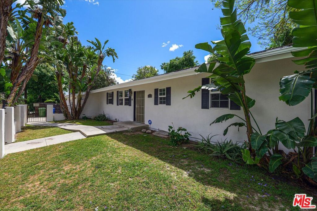 Photo of 22750 Clarendon Street, Woodland Hills, CA 91367 (MLS # 26704081)