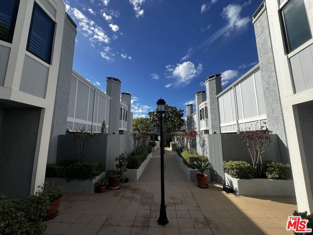 Photo of 1044 20th Street #11, Santa Monica, CA 90403 (MLS # 26653555)