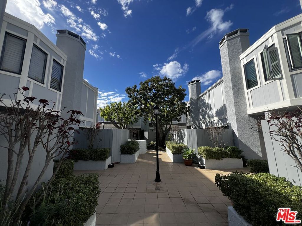 Photo of 1044 20th Street #11, Santa Monica, CA 90403 (MLS # 26653555)