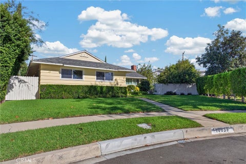 Photo of 10639 Saloma AVE, San Fernando, CA 91345 (MLS # SR26217436)