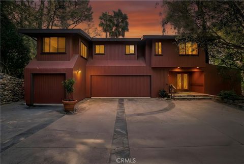 Photo of 6377 Via Escondido Dr, Malibu, CA 90265 (MLS # SR26010529)