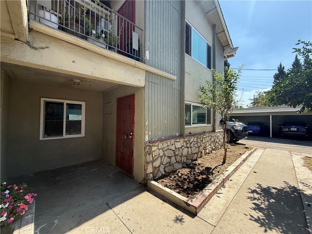 Gorgeous 1st floor apartment with 2 bedrooms and 1 bathroom apartment. Newly painted; tile flooring through entire unit. It comes with one assigned carpool parking space. Convenient location closing to freeway, stores, and school.