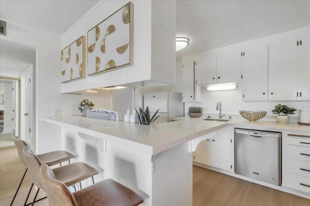 1458 Hudson Street 310