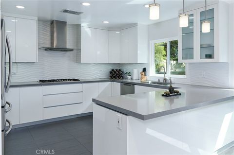 Photo of 6550 Smoke Tree Ave, Oak Park, CA 91377 (MLS # SR25252516)