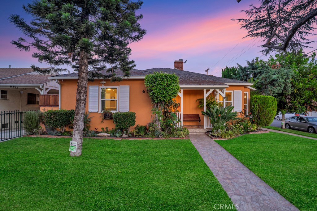 Welcome to this charming single-story home situated on a desirable corner lot in the lively NOHO WEST neighborhood. This warm and inviting residence spans 1,446 sq ft and boasts 3 bedrooms and 1 bathroom, offering plenty of room for both relaxation and entertaining.
The living room is enhanced by recessed lighting that bathes the space in brightness, seamlessly connecting to the dining area and the newly remodeled kitchen. Updated in 2021, the kitchen showcases stunning cabinetry, stainless steel appliances, and elegant countertops.
The true highlight of this home is the backyard! It features a built-in barbecue, an open turf area, and a lovely shaded seating space perfect for hosting guests. Here, you can set up outdoor furniture and even a television to enjoy the great outdoors.