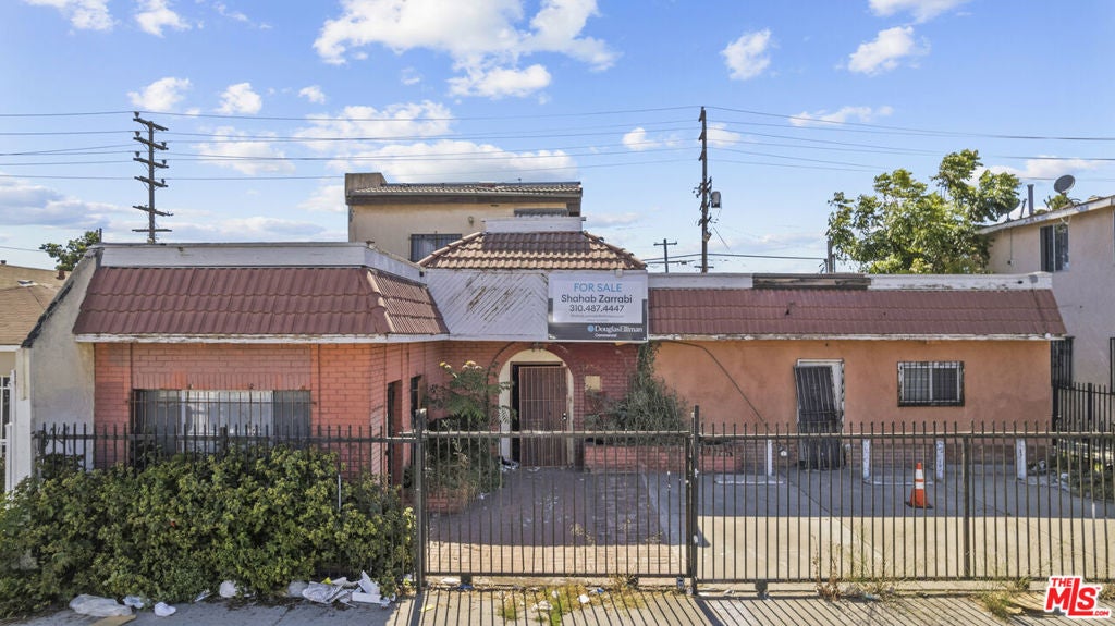 9511 S San Pedro Street