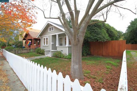 Photo of 1002 Warren St St, Martinez, CA 94553 (MLS # 41119467)
