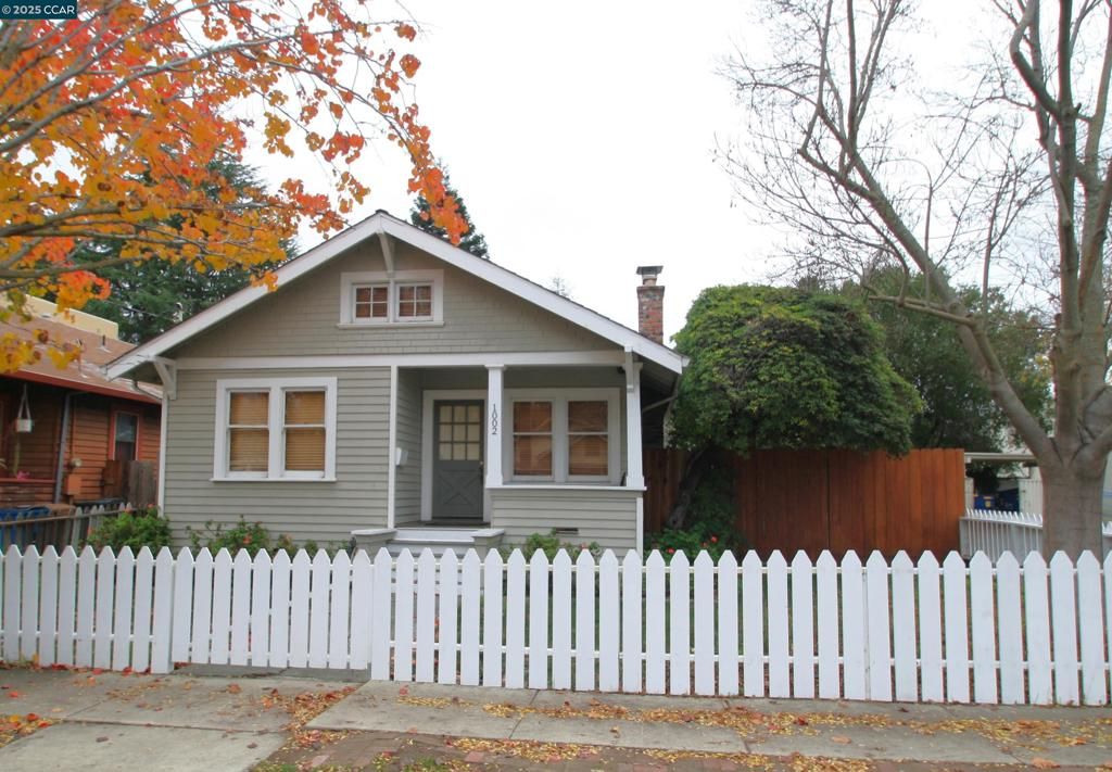 Photo of 1002 Warren St St, Martinez, CA 94553 (MLS # 41119467)