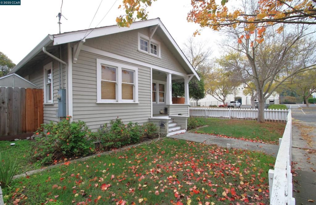 Photo of 1002 Warren St St, Martinez, CA 94553 (MLS # 41119467)