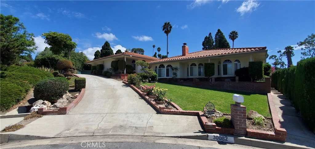 PRESTIGIOUS COUNTRY CLUB NEIGHBORHOOD!!! LOCATED ON QUIET CUL-DE-SAC,
THIS BEAUTIFUL HOME HAS MANY CUSTOM FEATURES INCLUDING UPDATED GOURMET
KITCHEN, BREAKFAST AREA, FORMAL DINING ROOM, FAMILY ROOM, OFFICE AND
BEAUTIFUL BACKYARD WITH POOL. FLOOR PLAN OFFERS COMPLETE PRIVACY FOR LIVE-IN IN LAWS.GREAT CURB APPEAL.
LOCATED AT THE END OF CUL-DE-SAC. SPLIT LEVEL FLOOR PLAN. LOTS OF BRICK TREATMENTS. SOLID OAK DOUBLE
DOOR ENTRY. CUSTOM DISIGN MARBLE FR PL, BEAUTIFUL RMDL KIT W/BRKFST
BAR & NOOK, FRML DNG RM, 2 HUGE MSTER SUITE, 2 WTR HTRS.