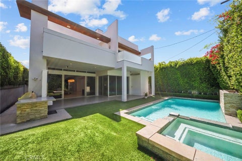 Photo of 633 N Laurel Avenue, Los Angeles, CA 90048 (MLS # SR26174500)