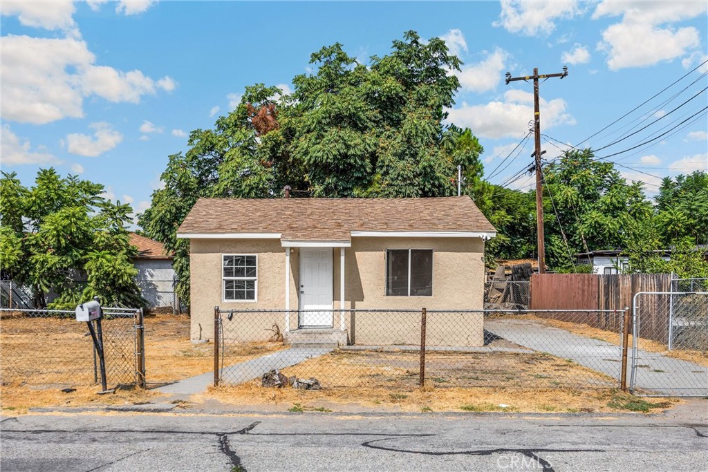 If you are looking for a FULLY remodeled house this is the one for you! This house has been remodeled from head to toe. The house has new flooring, new cabinets, new drywall, new roof, new drywall, new plumbing and water lines, fresh paint, and much much more. Take a look for yourself as this house won't last long with all of its upgrades. Come take a look as you will not be disappointed!