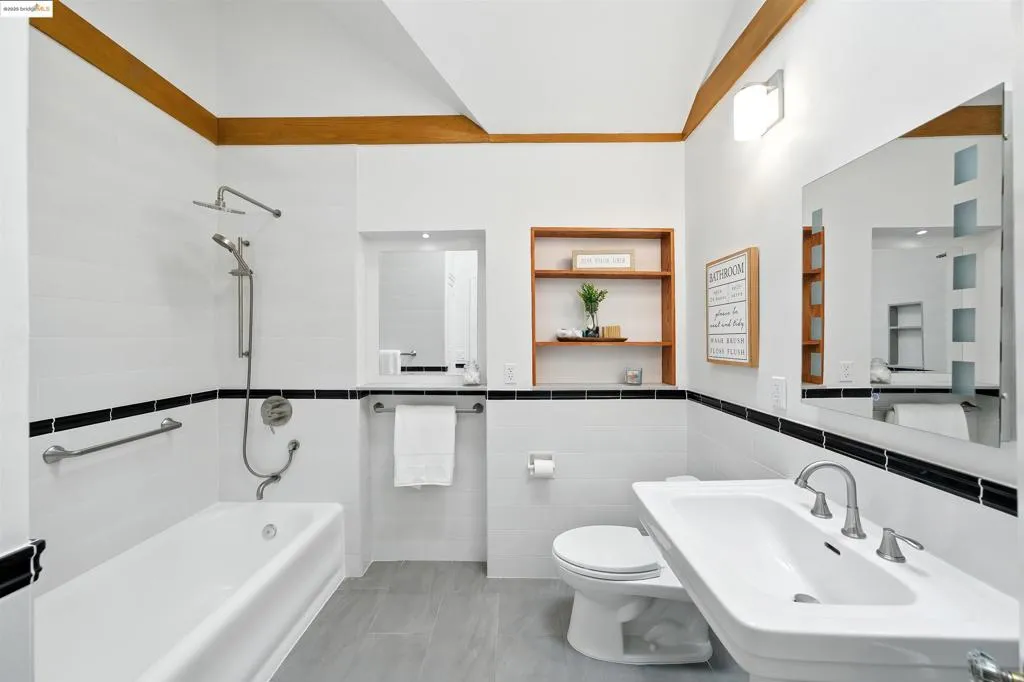 Berkeley, California 94707, United States, 3 Bedrooms Bedrooms, ,2 BathroomsBathrooms,Residential,Active,177294