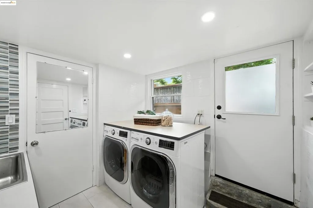 Berkeley, California 94707, United States, 3 Bedrooms Bedrooms, ,2 BathroomsBathrooms,Residential,Active,177294