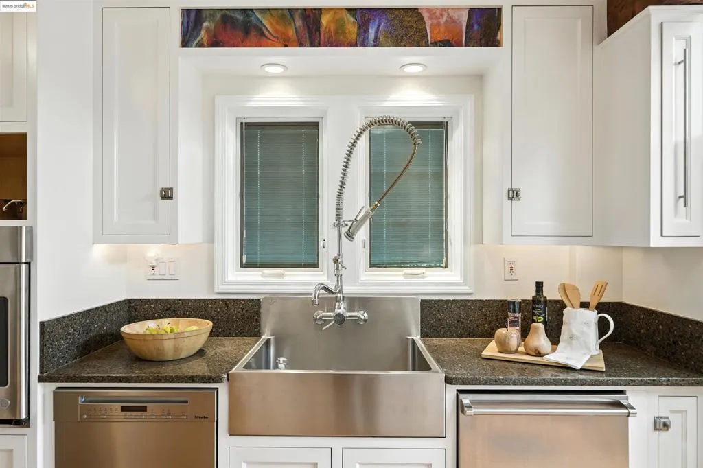 Berkeley, California 94707, United States, 3 Bedrooms Bedrooms, ,2 BathroomsBathrooms,Residential,Active,177294