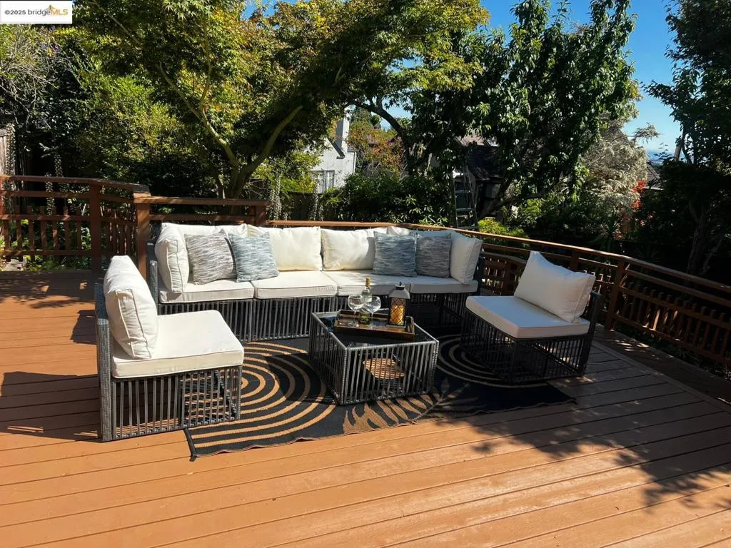 Berkeley, California 94707, United States, 3 Bedrooms Bedrooms, ,2 BathroomsBathrooms,Residential,Active,177294