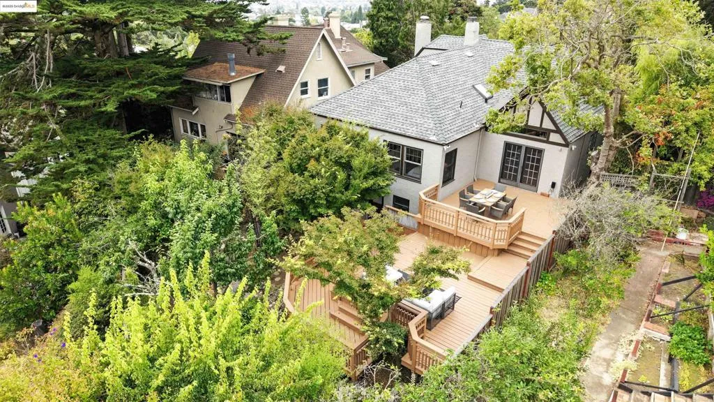 Berkeley, California 94707, United States, 3 Bedrooms Bedrooms, ,2 BathroomsBathrooms,Residential,Active,177294