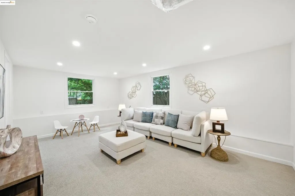 Berkeley, California 94707, United States, 3 Bedrooms Bedrooms, ,2 BathroomsBathrooms,Residential,Active,177294