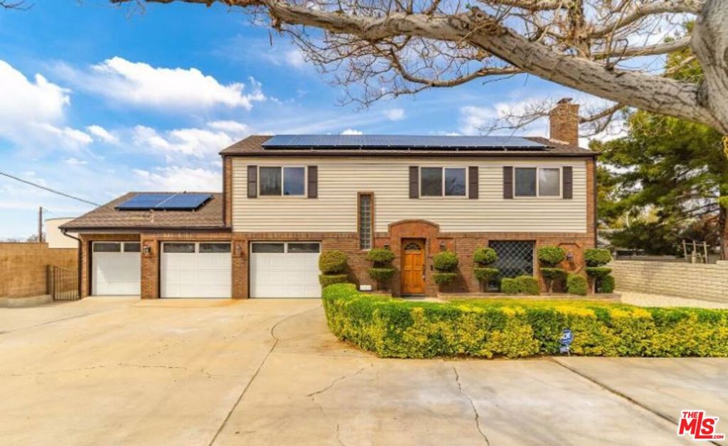 This beautiful 5-bedroom, 3-bathroom home is available for rent in the desirable Quartz Hill neighborhood, just west of the 14 Freeway. Offering about 2,025 sq. ft. of living space, the home features a bright and functional layout with plenty of natural light. It includes a spacious 3-car garage for parking and storage, sits on a generous lot, and comes with a leased solar system that helps reduce energy costs. A great opportunity to live in a well-maintained property in a sought-after community.