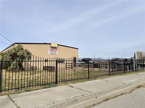 Photo of 46135 Division St, Lancaster, CA 93535 (MLS # SR26068785)