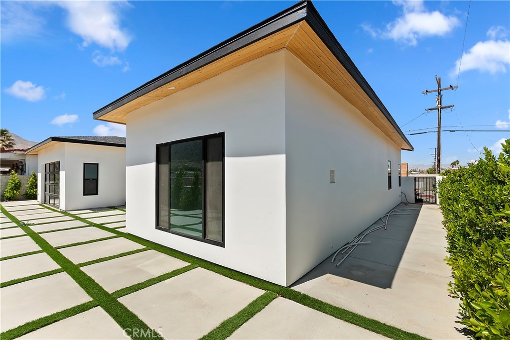 208 W ROSA PARKS Road