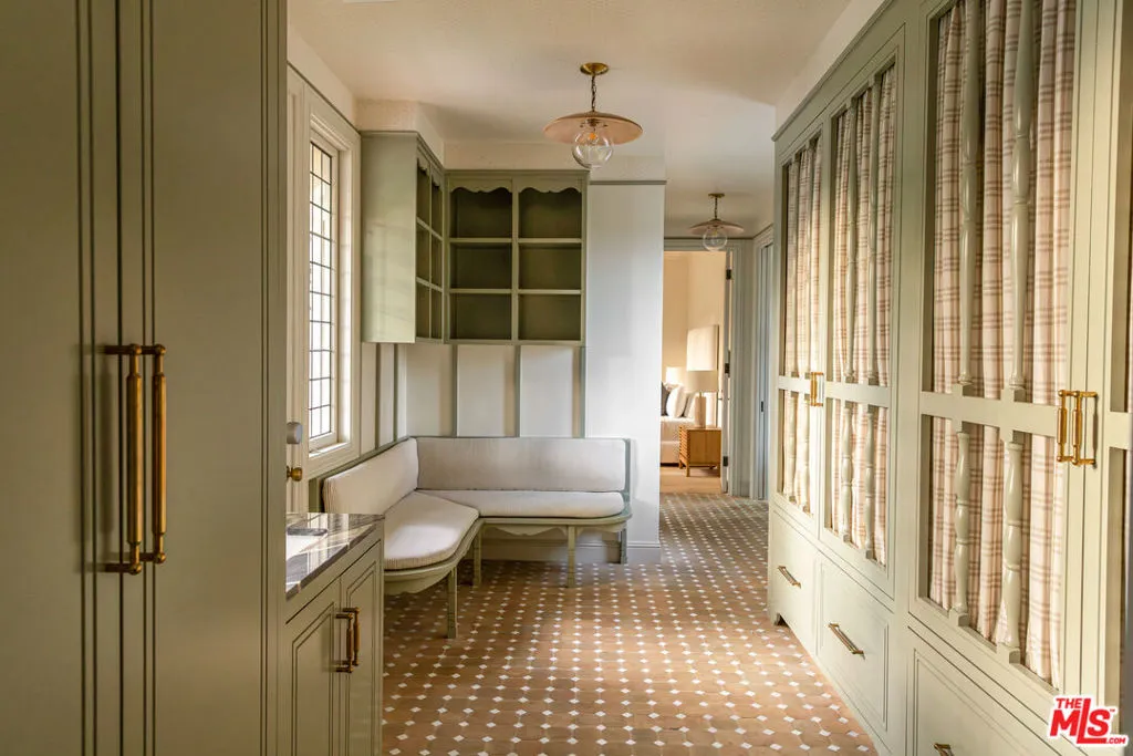 Pacific Palisades, California 90272, United States, 5 Bedrooms Bedrooms, ,6 BathroomsBathrooms,Residential,Active,220469