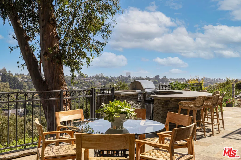 Pacific Palisades, California 90272, United States, 5 Bedrooms Bedrooms, ,6 BathroomsBathrooms,Residential,Active,220469