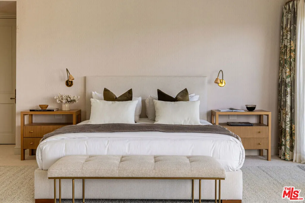 Pacific Palisades, California 90272, United States, 5 Bedrooms Bedrooms, ,6 BathroomsBathrooms,Residential,Active,220469