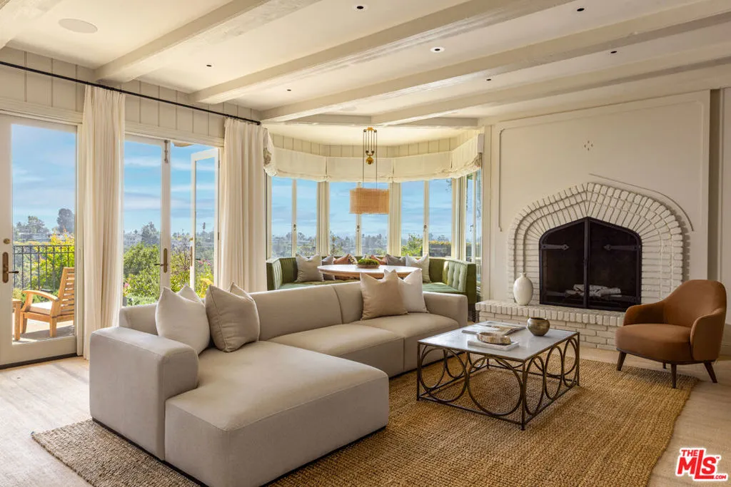 Pacific Palisades, California 90272, United States, 5 Bedrooms Bedrooms, ,6 BathroomsBathrooms,Residential,Active,220469