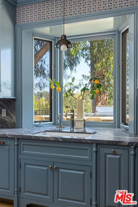 Pacific Palisades, California 90272, United States, 5 Bedrooms Bedrooms, ,6 BathroomsBathrooms,Residential,Active,220469