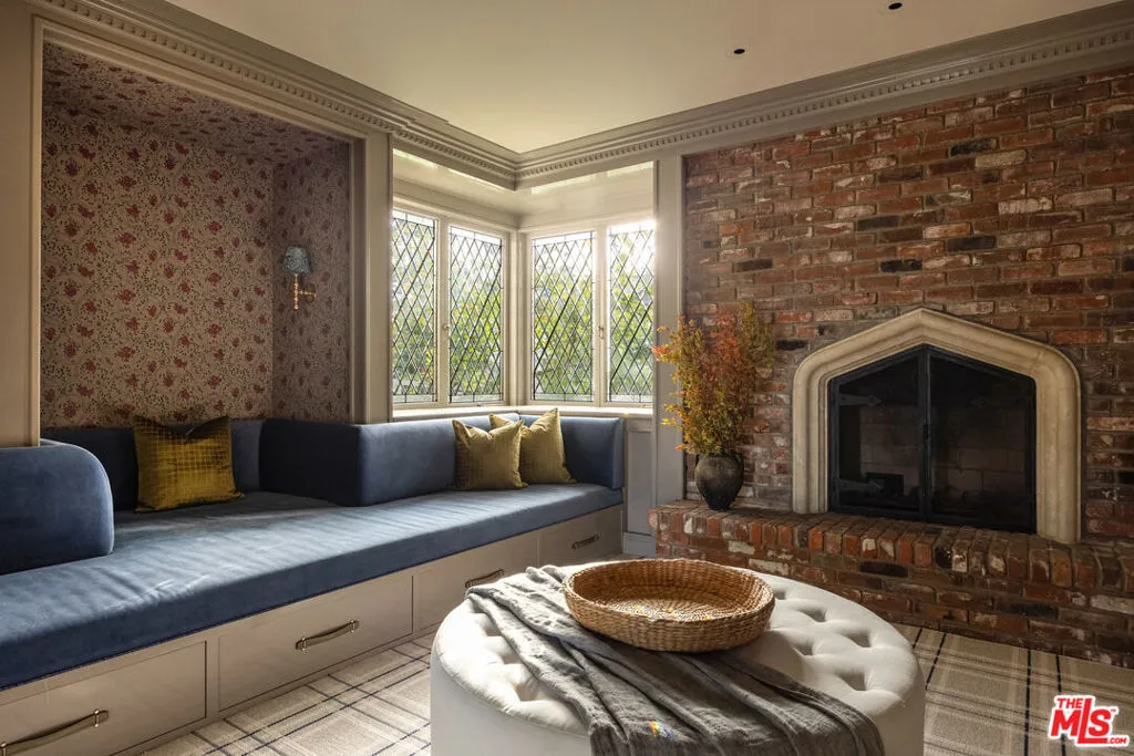 Pacific Palisades, California 90272, United States, 5 Bedrooms Bedrooms, ,6 BathroomsBathrooms,Residential,Active,220469