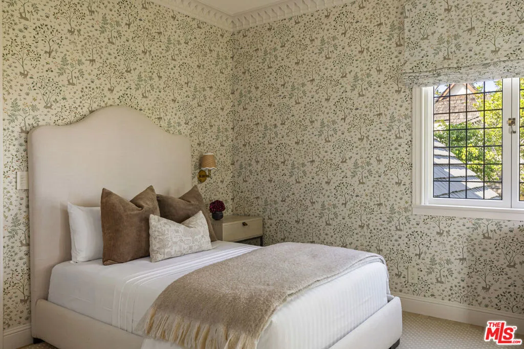 Pacific Palisades, California 90272, United States, 5 Bedrooms Bedrooms, ,6 BathroomsBathrooms,Residential,Active,220469