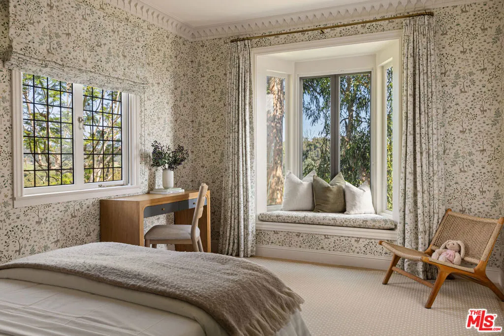 Pacific Palisades, California 90272, United States, 5 Bedrooms Bedrooms, ,6 BathroomsBathrooms,Residential,Active,220469