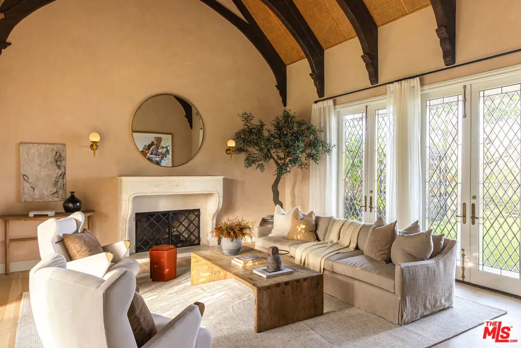 Pacific Palisades, California 90272, United States, 5 Bedrooms Bedrooms, ,6 BathroomsBathrooms,Residential,Active,220469