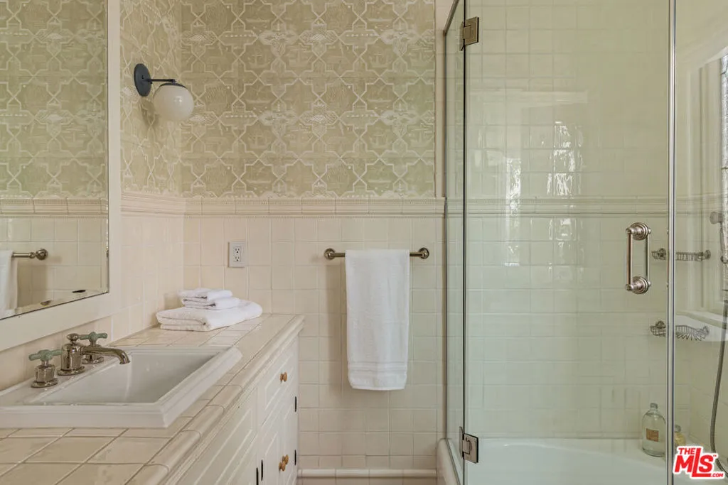 Pacific Palisades, California 90272, United States, 5 Bedrooms Bedrooms, ,6 BathroomsBathrooms,Residential,Active,220469