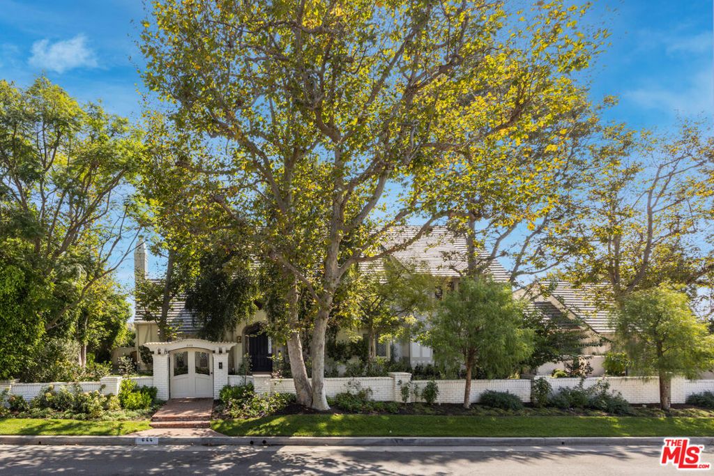 Photo of 644 Amalfi Drive, Pacific Palisades, CA 90272 (MLS # 25598175)