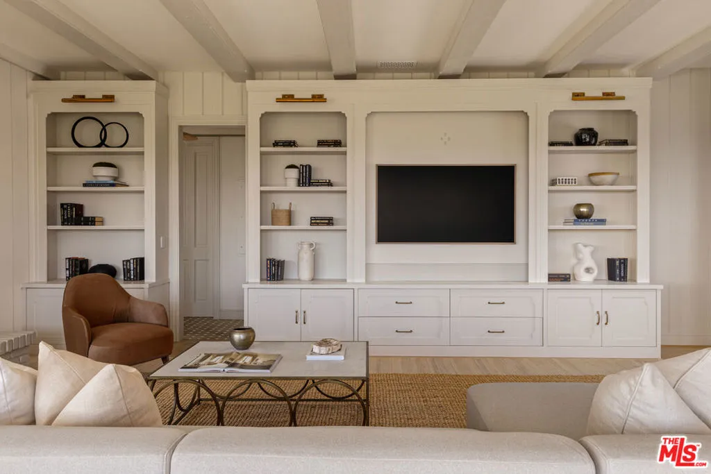 Pacific Palisades, California 90272, United States, 5 Bedrooms Bedrooms, ,6 BathroomsBathrooms,Residential,Active,220469