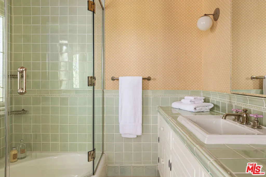 Pacific Palisades, California 90272, United States, 5 Bedrooms Bedrooms, ,6 BathroomsBathrooms,Residential,Active,220469