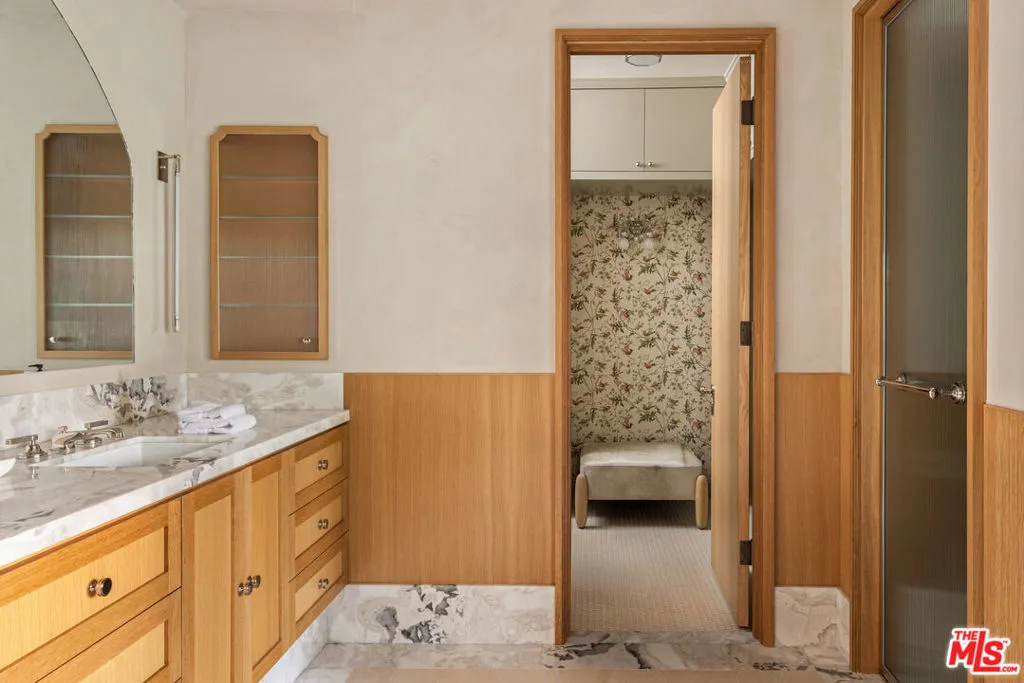 Pacific Palisades, California 90272, United States, 5 Bedrooms Bedrooms, ,6 BathroomsBathrooms,Residential,Active,220469