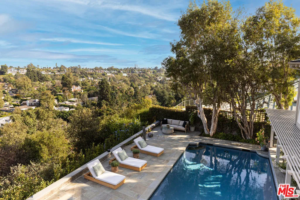 Pacific Palisades, California 90272, United States, 5 Bedrooms Bedrooms, ,6 BathroomsBathrooms,Residential,Active,220469