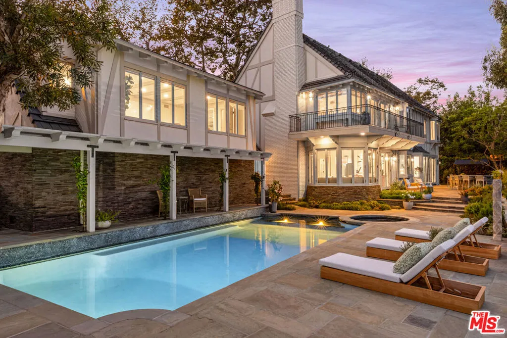 Pacific Palisades, California 90272, United States, 5 Bedrooms Bedrooms, ,6 BathroomsBathrooms,Residential,Active,220469