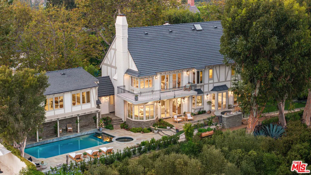 Pacific Palisades, California 90272, United States, 5 Bedrooms Bedrooms, ,6 BathroomsBathrooms,Residential,Active,220469