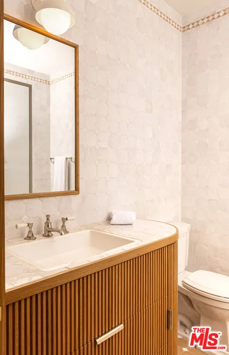 Pacific Palisades, California 90272, United States, 5 Bedrooms Bedrooms, ,6 BathroomsBathrooms,Residential,Active,220469