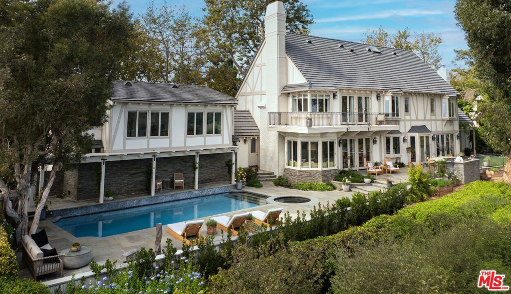 Photo of 644 Amalfi Drive, Pacific Palisades, CA 90272 (MLS # 25598175)