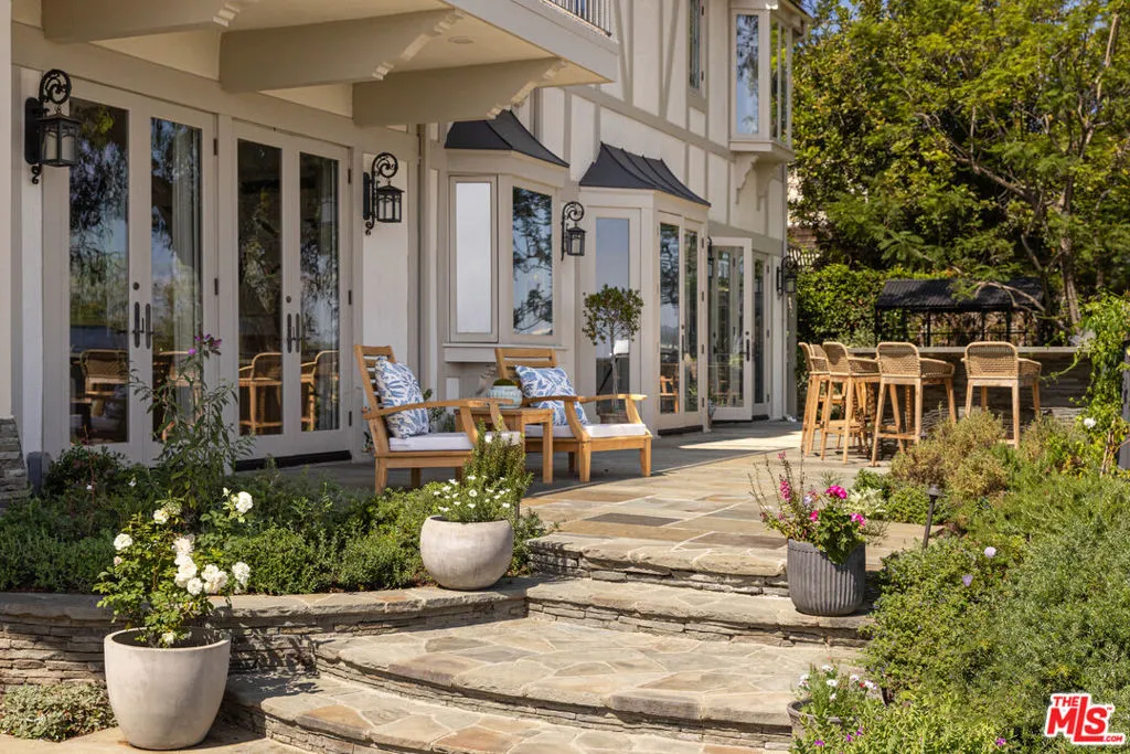 Pacific Palisades, California 90272, United States, 5 Bedrooms Bedrooms, ,6 BathroomsBathrooms,Residential,Active,220469