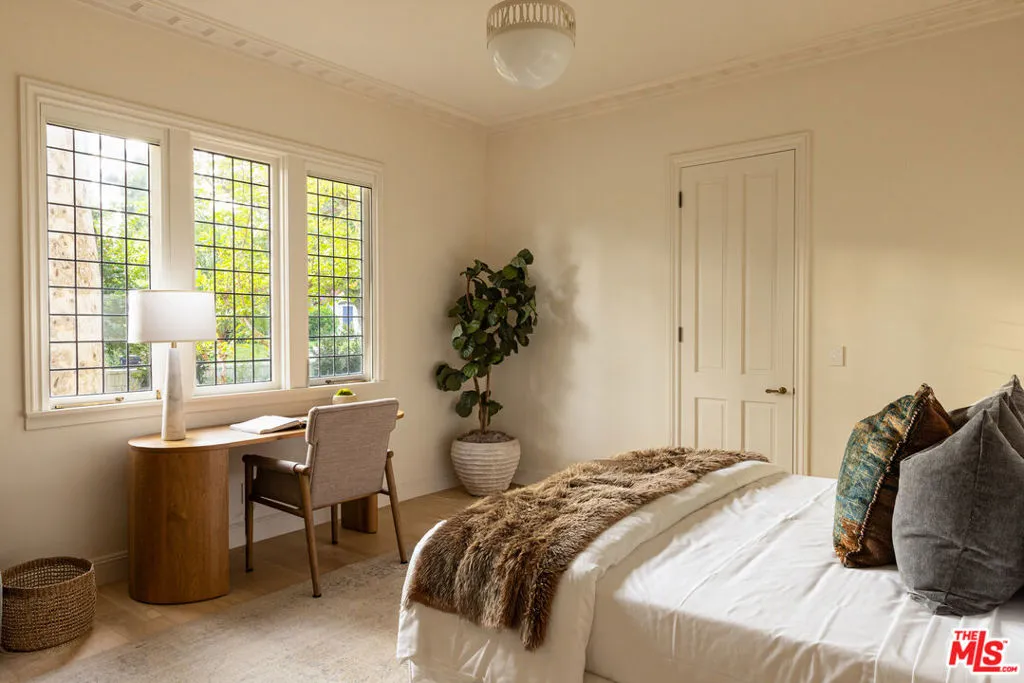 Pacific Palisades, California 90272, United States, 5 Bedrooms Bedrooms, ,6 BathroomsBathrooms,Residential,Active,220469