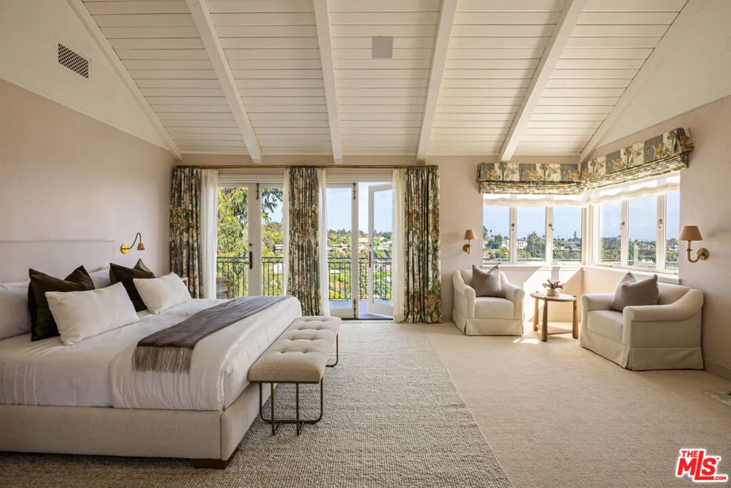 Pacific Palisades, California 90272, United States, 5 Bedrooms Bedrooms, ,6 BathroomsBathrooms,Residential,Active,220469